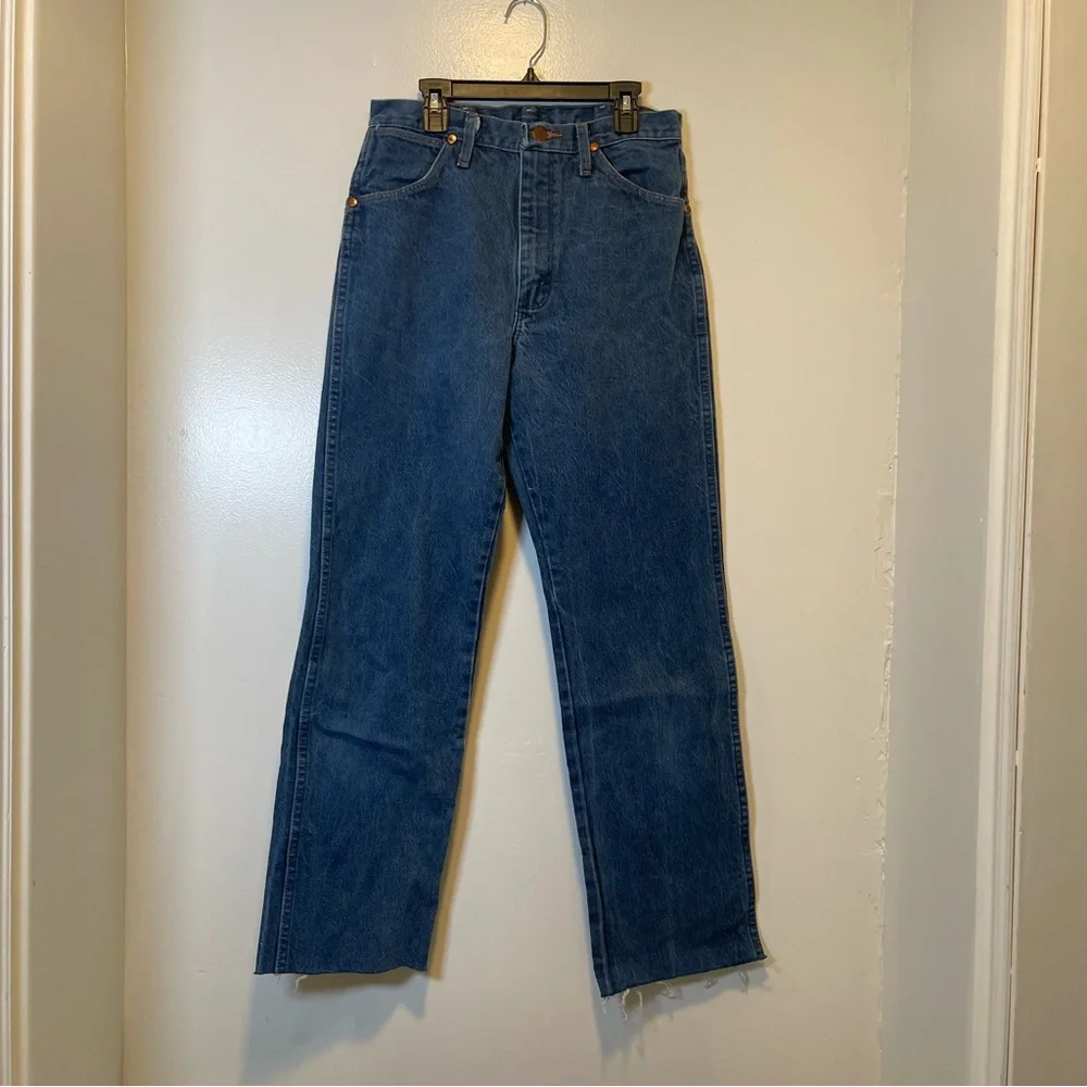 Wrangler blue jeans‎ men's size 30X29.5” cut off for women's jeans size 6-8